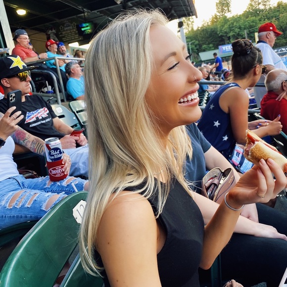 Meet your Posher, Celina - Picture 1 of 9